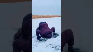 Засунул голову в ледяную прорубь 