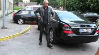 Bžeskas rodo naujos savo mašinos galią ir duoda pavairuoti kitiems (PANELE.LT)