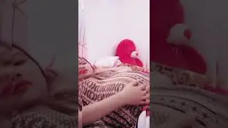 bumil cantik rebahan sambil elus perut besarnya🥰