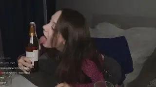 ТОП ТВИЧ Др0чит бутылку и облизывает😋😋😋- фасолька