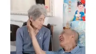 Kakek yang sedang sakit itu begitu bahagia saat nenek setia menemani nya
