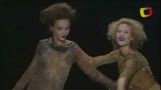 Beijo entre Isabel Hickmann e Alicia Kuczman