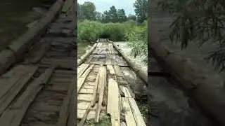 Мост соединяющей деревню в большой землей