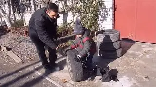 ВЛОГ# Макс меняет колёса на машине. Подготовка машины к зиме