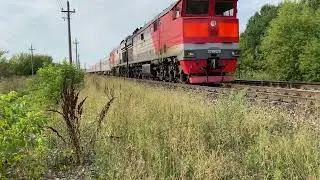 2ТЭ10М-2215 с пассажирским поездом