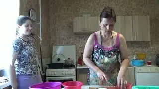 Нина с десертом а я с салатиком