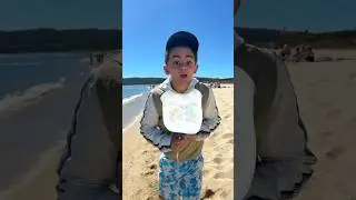 UN JEUNE MARCHE SUR LA MER🌊🤣