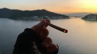 BOLANDO UM NA JANELA DE FRENTE AO MAR