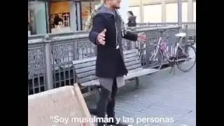 Soy musulmán y me llaman terrorista.  Confías en mi?  Si es así, dame un abrazo