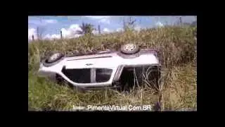 Fiat Strada capota com 4 pessoas na RO-010