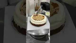 Процесс сборки торта на заказ с начинкой сникерс | Assembling a cake to order with Snickers filling
