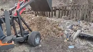 Міні навантажувач в роботі.