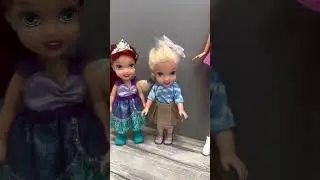 Elsa and Anna toddlers prepare a fashion show game