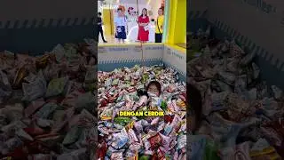 She's got a smart trick to win at the claw game