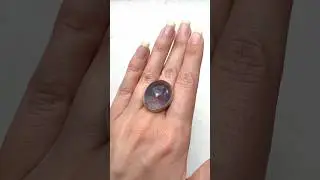 Кольцо с флюоритом голубо-сиреневым овальное на руке