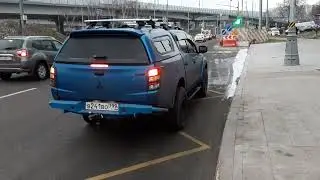 19 ноября 2023 года. Город Москва, Улица Полбина, дом 2к1. Автомобиль стоит на автобусной остановке.