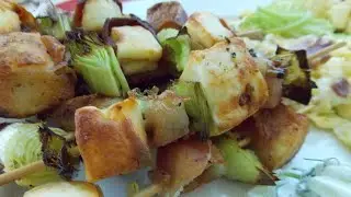 Шашлычки из сыра панир с беконом + салат с микрогрином и омлет с беконом