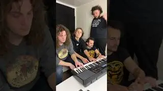 4 people + 1 keyboard = 🔥😱