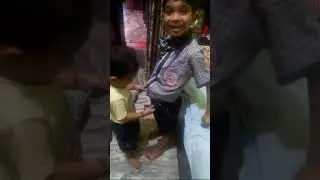 ohioi kavu ke chhote mamu bde mamu k kpde change krne m madad kr rhe Hain😜😜😜