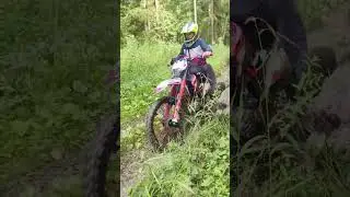 ПОКАТУШКИ ПО ЛЕСУ #покатухи #мотоцикл #drift #moto #drifting #покатушки #dirtbike #motorcycle #шортс