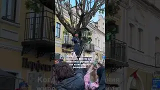 ФОНАРЩИК ЗАЖИГАЕТ ЛАМПУ В БРЕСТЕ