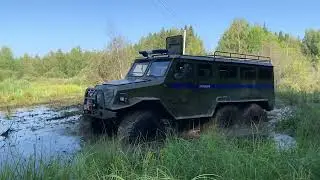 Внедорожник в болоте. ТОЙОТА МЕГА КРУЗЕР 4x4 VS Вездеход БАЙКАЛ 6х6.