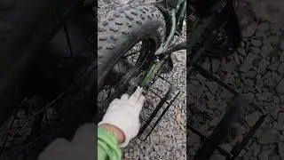 Remove the rear motor wheel of the White Siberia Slav Pro