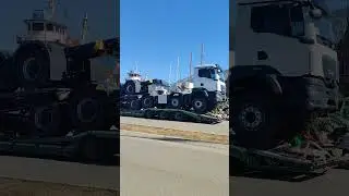 На одном грузовике уместили 2 грузовика/2 trucks fit on one truck