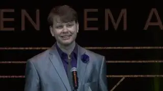 Prezoh presents the Hidden Gem award at the Streamer Awards