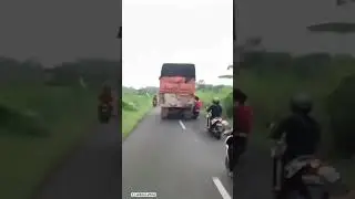 Reckless Lorry Drivers 😡🤬 #lorry  #accidentnews #bike