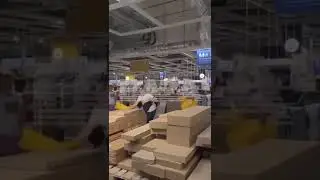 В сеть попали кадры с закрытой распродажи для сотрудников 