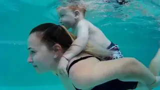 Малыш Максим ныряет в бассейне "Море детей" с красивой мамой