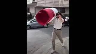 Bazı vatandaşlar seçime oy kullanmaya giderken. 
