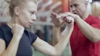 Первая тренировка девушки по боксу