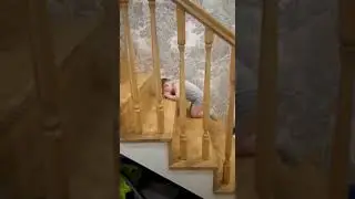 Мать ругает ребёнка за то что он поднимается по лестнице #МалышМатвейка