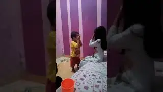 Adikku lagi seru main hantu.tapi pas ada yang ngetok pintu dia takut