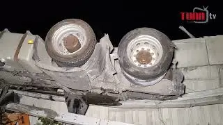 Tır karşı şeride uçtu dorse yola savruldu
