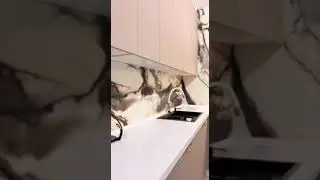 Гибкий мрамор на кухонном фартуке.
