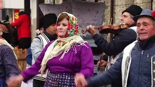 Танцуют томайские девочки