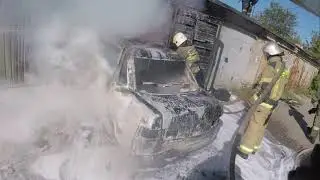 горит автомобиль в гараже🚒 car is on fire