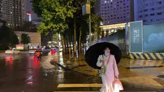 在成都⛈的夜晚大雨中行走，中国成都天府广场、春熙路、太古里雨中步行