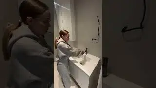 Тумба и смеситель в ванной