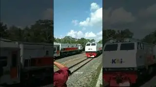 Persilangan di stasiun Karangpucung, antara KA Kutojaya Selatan dan KA Pasundan #keretaapi #train