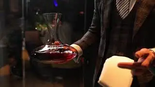 Вино яке наливають в Гурамма Італія.