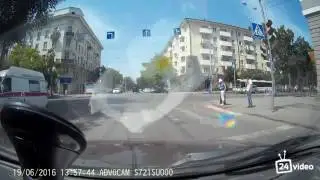 Девушка увлеклась беседой и поехала на красный сигнал светофора