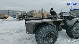 на обзоре два разных вездехода
