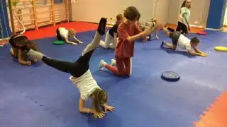 Как научиться делать переворот.   Махи на локтях  Гимнастика Спортивная акробатика