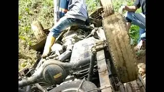 Detik Detik Mobil Jatuh ke Jurang
