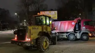Уборка снега погрузчиком SDLG 936L. Куда вывозят тонны снега с городских улиц?