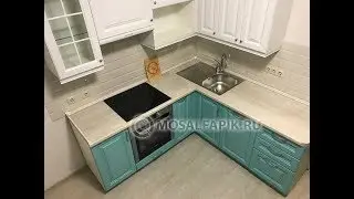 Бело-бирюзовая кухня